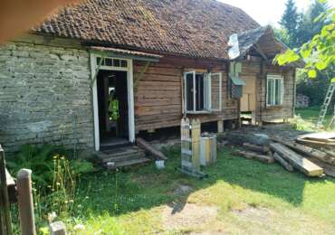 Alumiste palkide vahetus, aknaavade suuremaks lõikamine, vundamendi parandamine ja soojustamine.