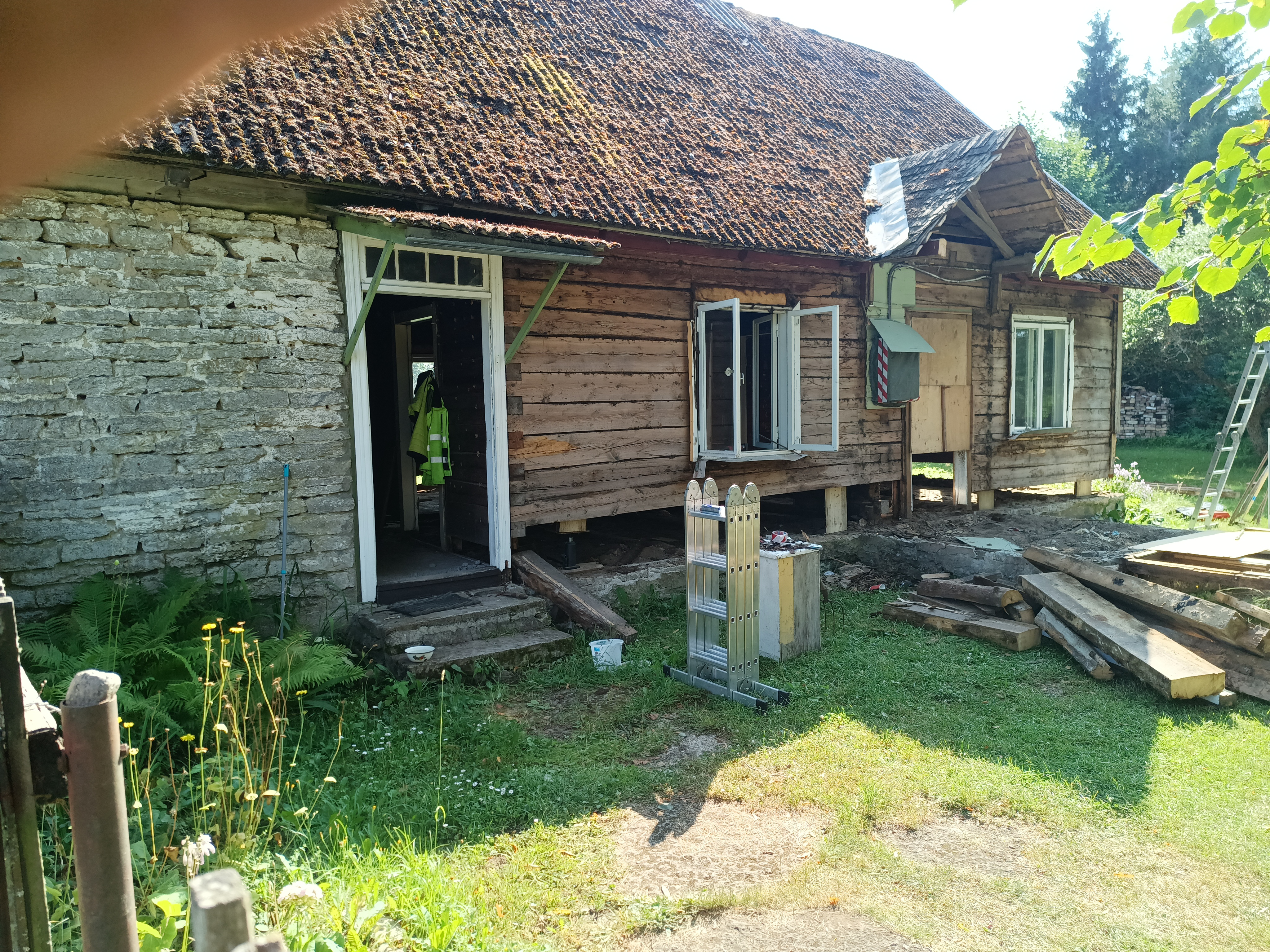 Alumiste palkide vahetus, aknaavade suuremaks lõikamine, vundamendi parandamine ja soojustamine.
