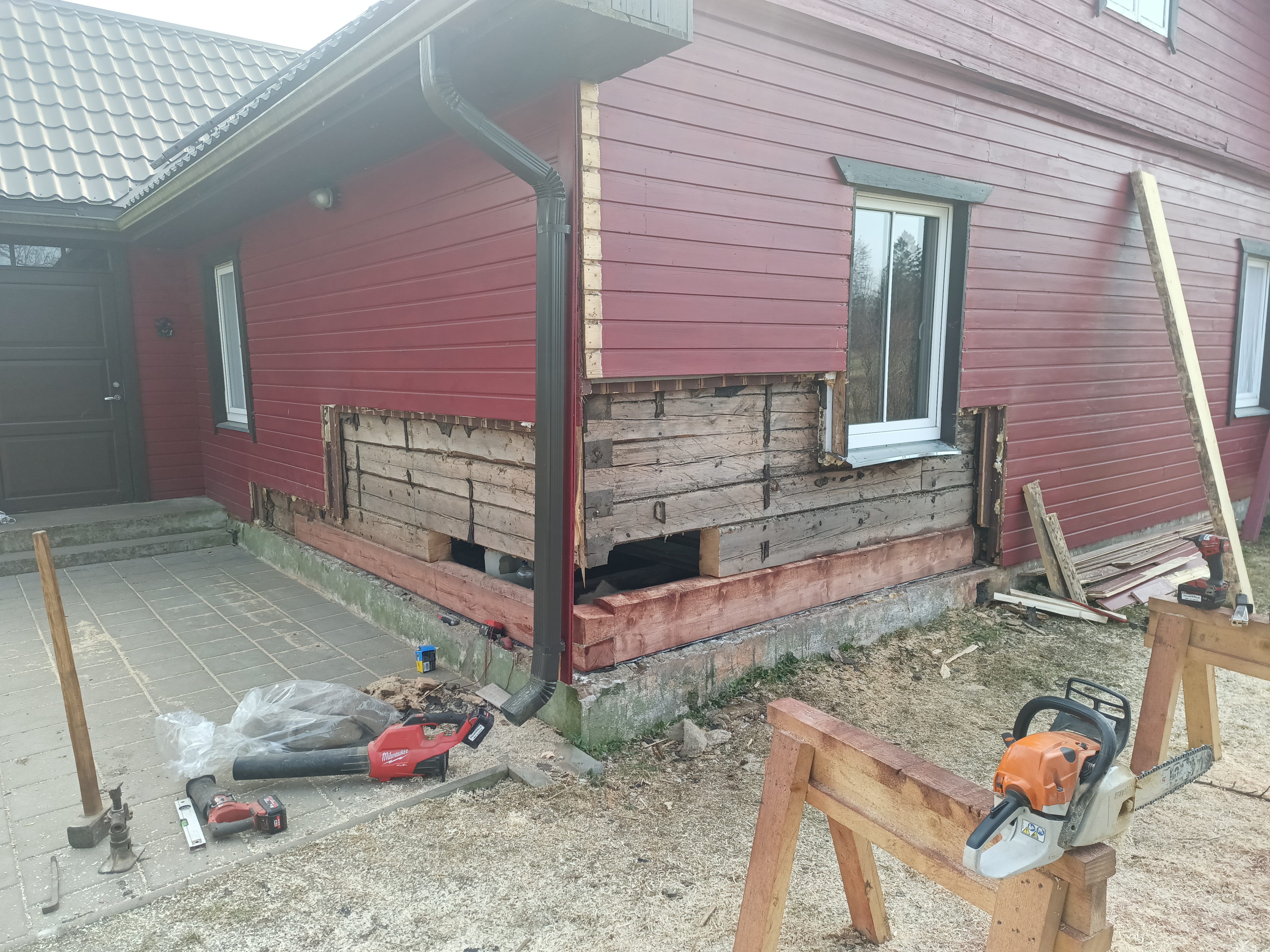 Kiire palgivahetus maja ühes nurgas